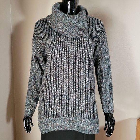Leo And Nicole Sweater Size M - Picture 1 of 6